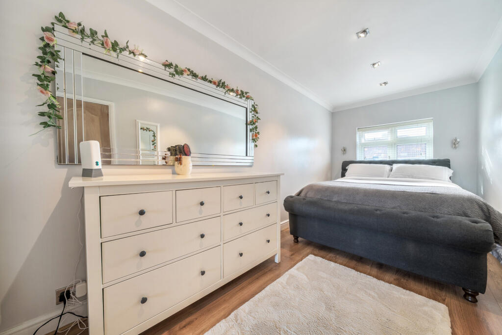 House in Dartford - More