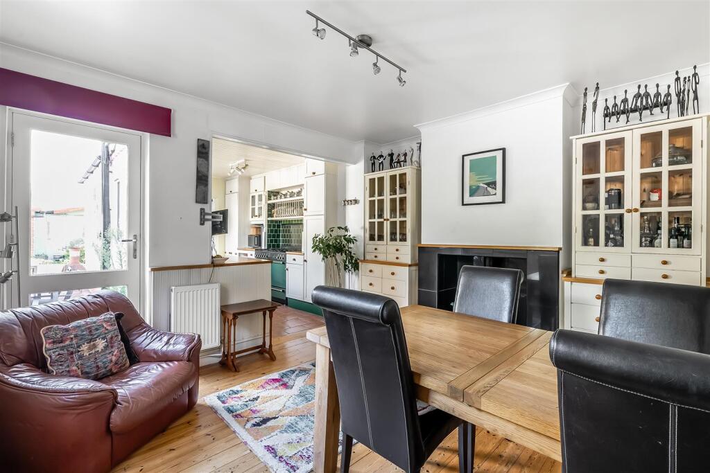 House in Mole Valley, Leatherhead - View 4