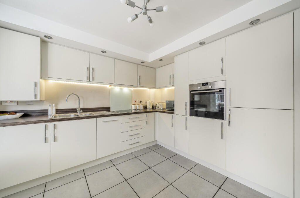 Jardine Place, Bracknell, Berkshire photo 2
