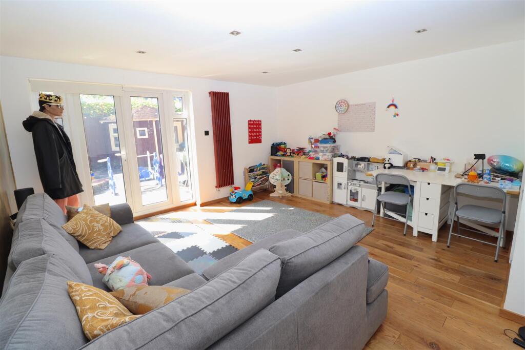 House in London, Pilgrim Estate, Hanwell - View 2