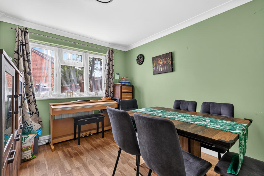 House in Wokingham, Emmbrook - View 5
