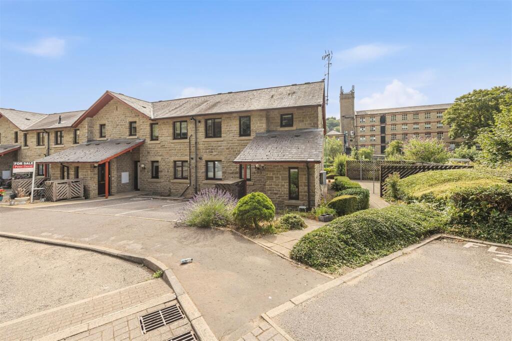 2-bed flat on Fox Court, Greetland, Halifax, £75,000