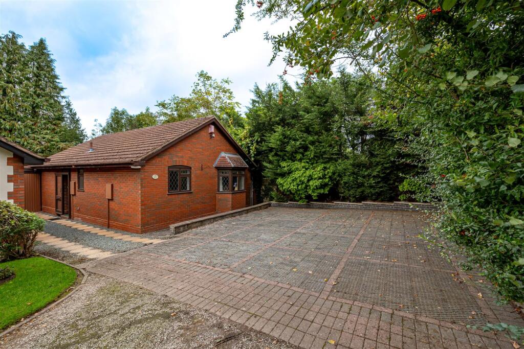 2-bed detached on 35 Finchdene Grove, Finchfield, Wolverhampton, WV3 8BG, £310,000