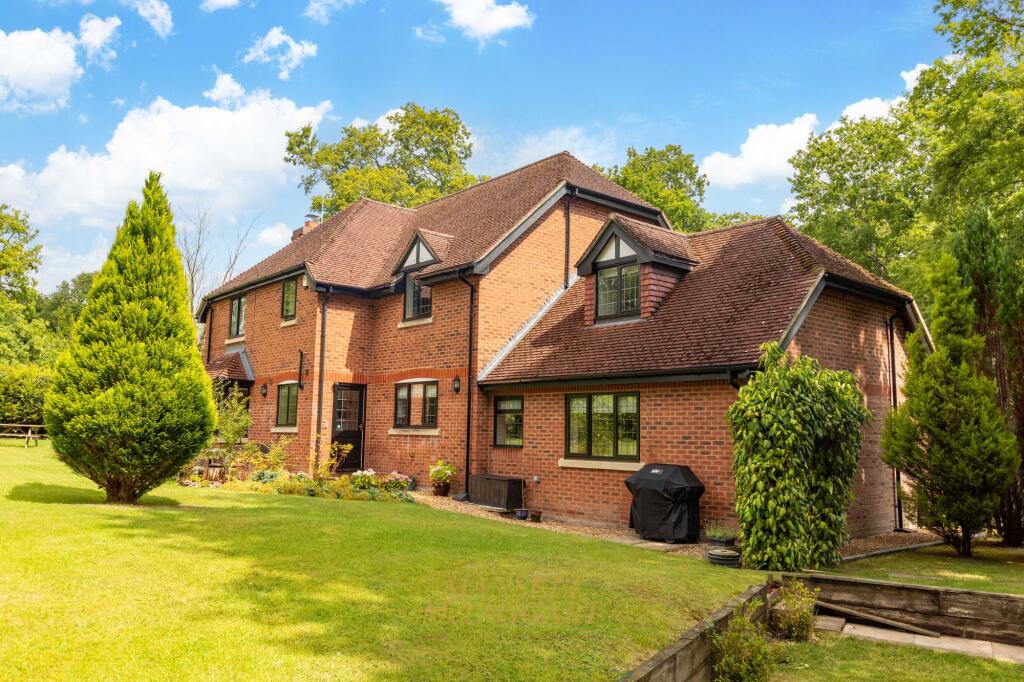 Herons Lea, Copthorne, RH10 photo 2