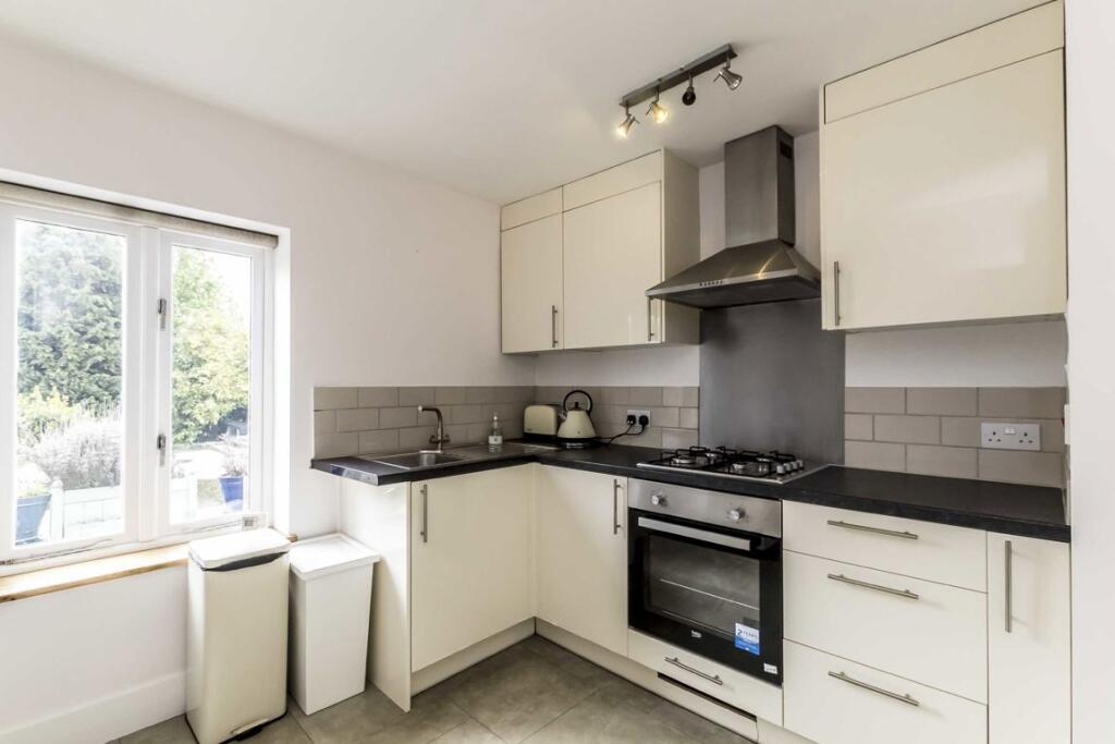 Apartment in London, Hanwell - View 3