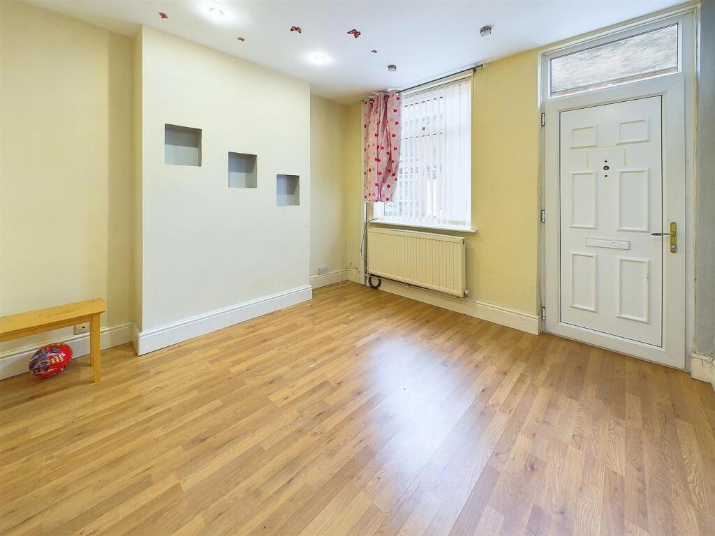 House in Nuneaton and Bedworth, Warwickshire - View 3