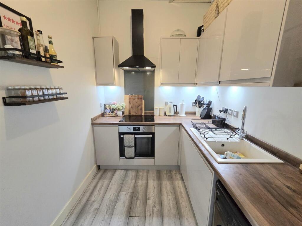 Apartment in Havant - View 2
