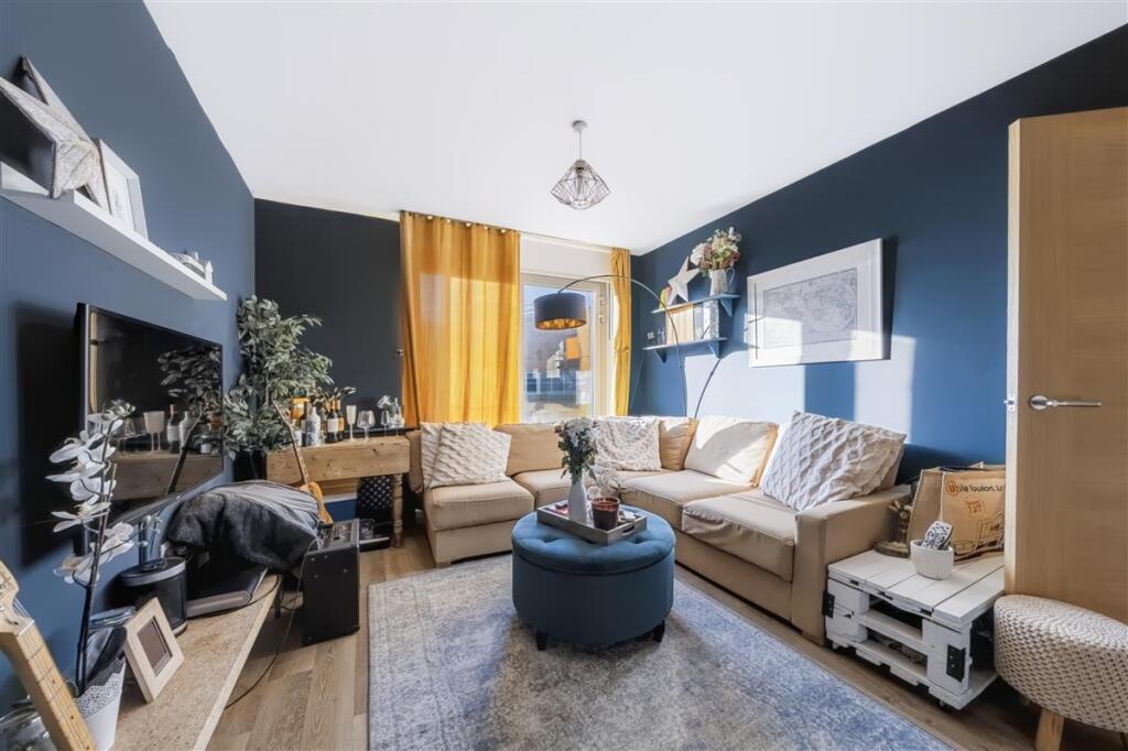 2-bed flat on Plaza Gardens, SW15, £550,000