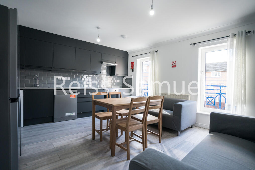 6 bedroom semi-detached house for rent