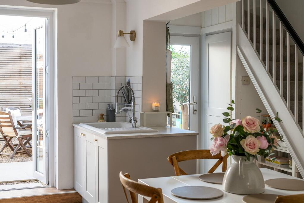 House in Reigate and Banstead, Earlswood - More