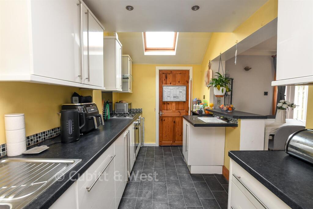 House in Horsham, New Town - More