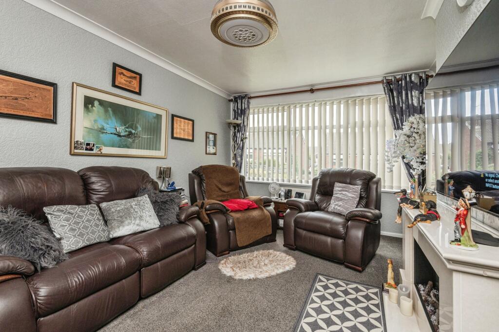 Lee Side Road, Batley, WF17 photo 3