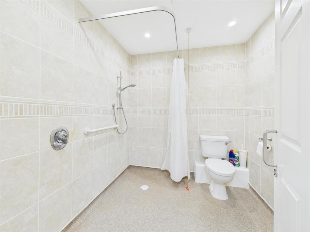 Apartment in Gloucester - View 5