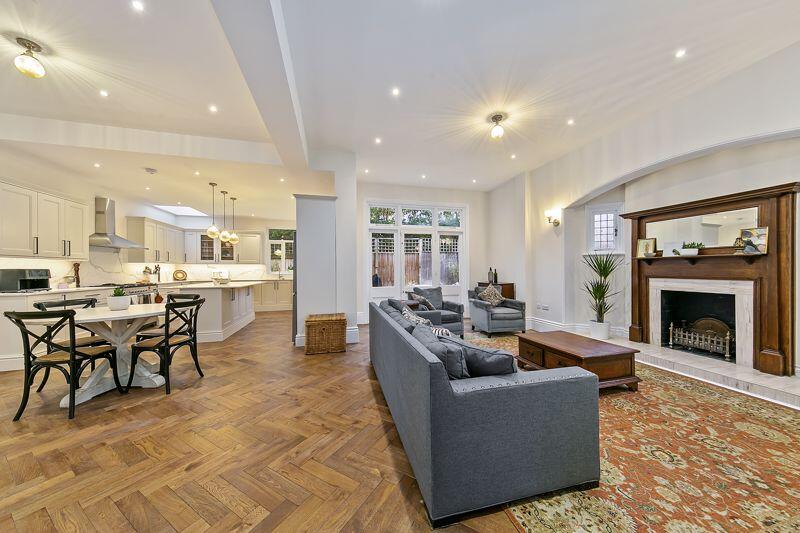 House in Twickenham - More