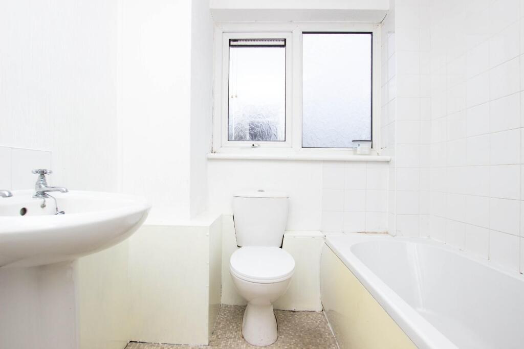 Apartment in Darwen, Sough - View 4