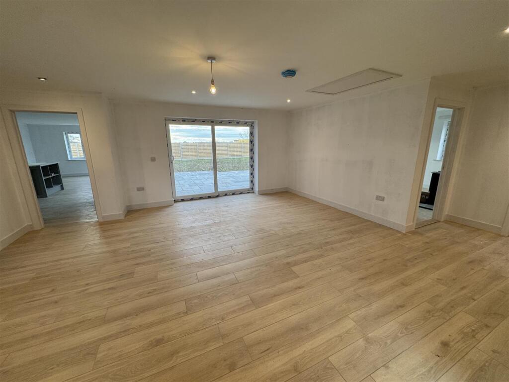 Hall Road, Brockdish photo 3