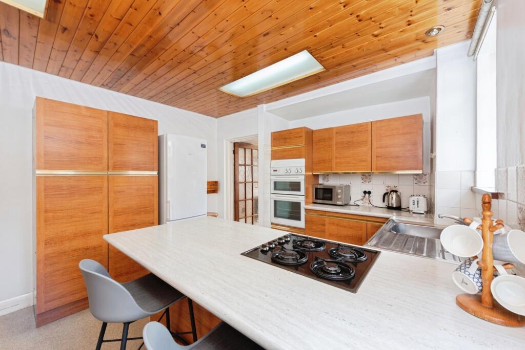 House in London, Royal Borough of Kingston upon Thames - View 4