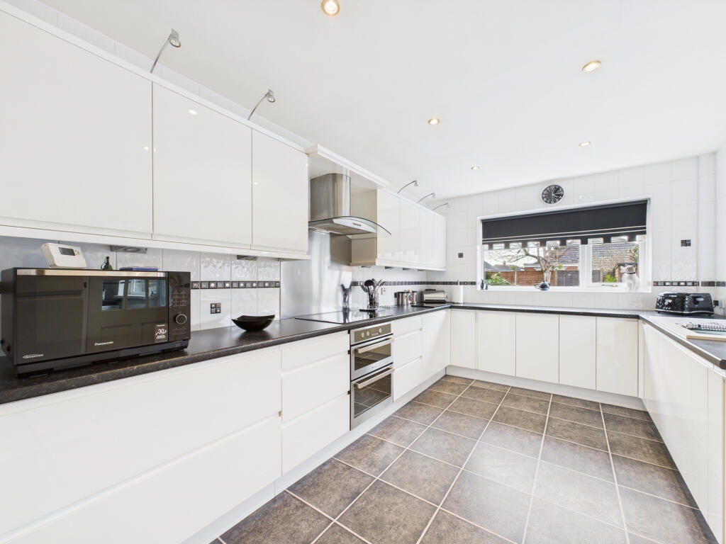 Edwinstowe Road,  Lytham St. Annes, FY8 photo 2