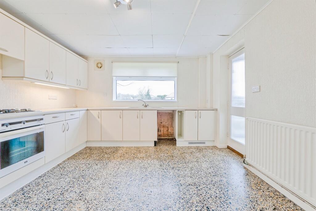 House in Cowbridge, Llanblethian - More