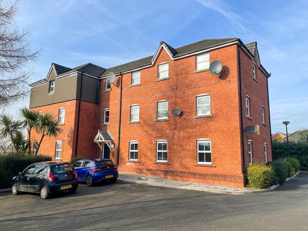 2-bed flat on Britain Street, Bury, Greater Manchester, BL9, £97,500