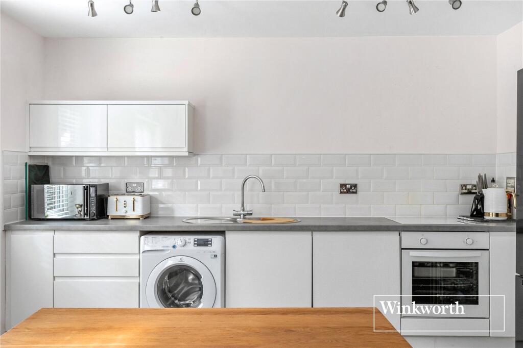 Constable Close, Friern Barnet, London, N11 - View 3