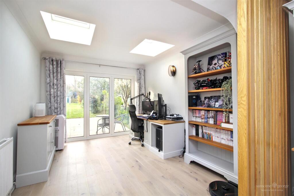 House in Reading, The Triangle, Tilehurst - More