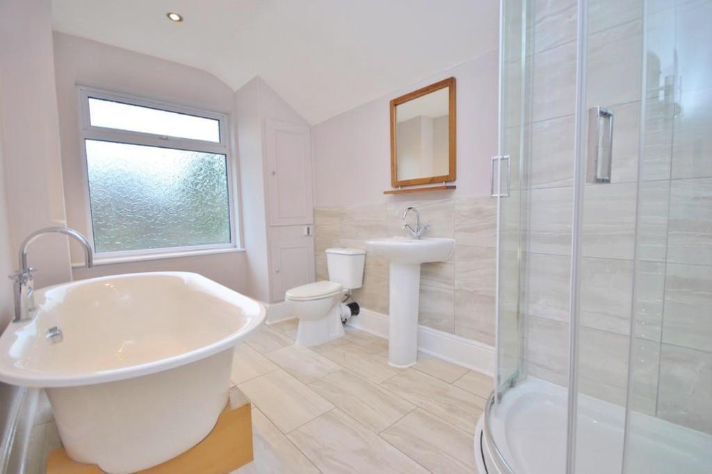 House in Rushcliffe, Abbey Park - More