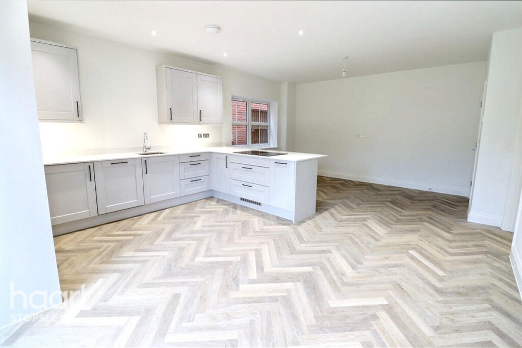 4-bed detached on Wing Road, Stewkley, £650,000