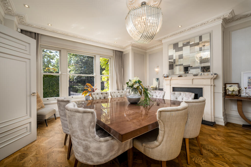House in London, Copse Hill, Raynes Park - More
