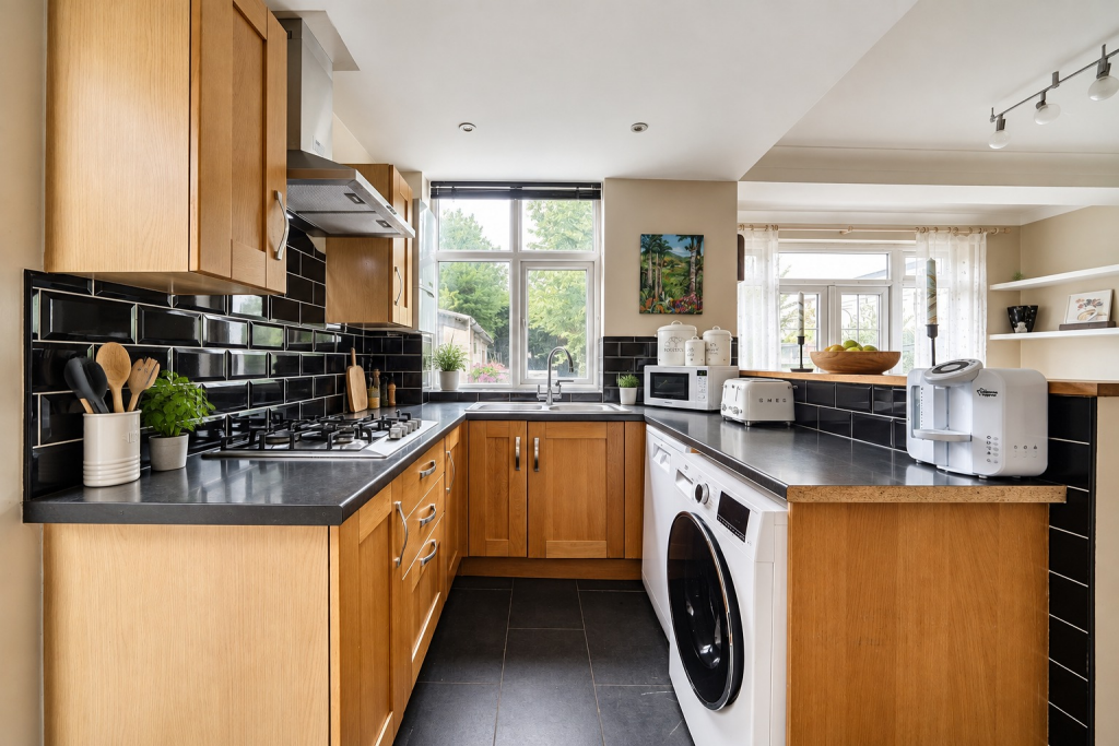 House in London, Royal Borough of Kingston upon Thames - View 4