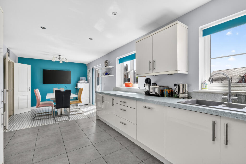 House in Bracknell, Jennett's Park, Hanworth - View 3
