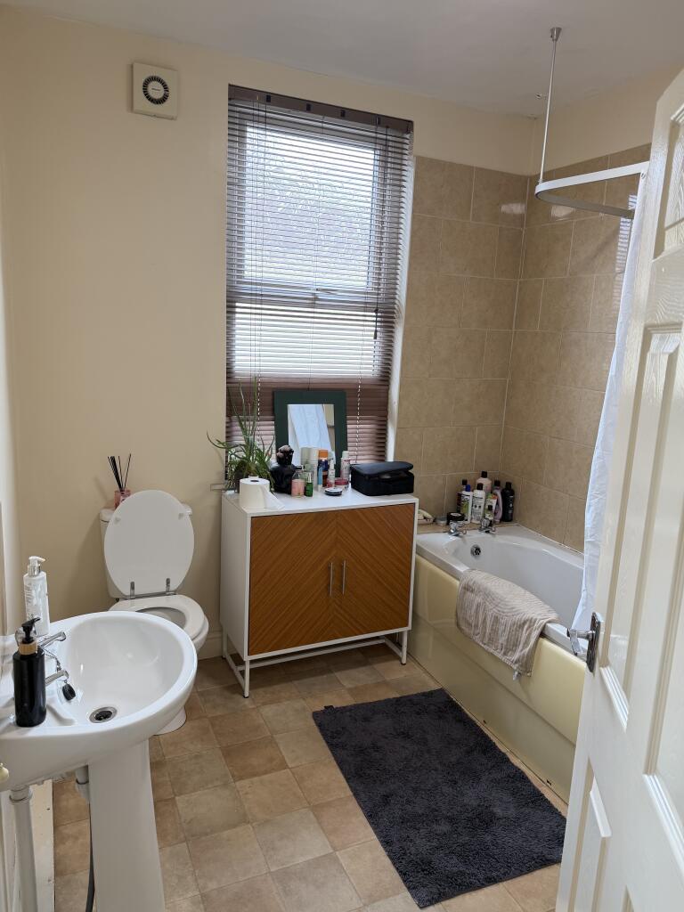 House in Leeds, Moor End, Farnley - More