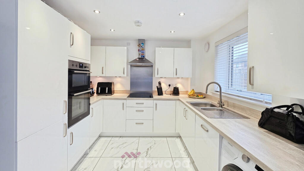 Blackberry Road, Lakeside, Doncaster, DN4 photo 3