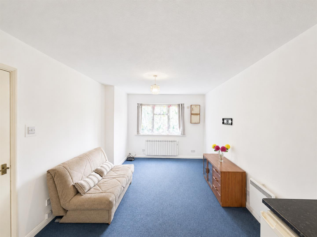 Apartment in London, Hounslow West - More
