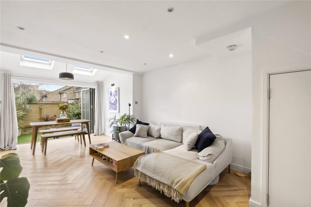 St. Hughes Close, London, SW17 photo 3