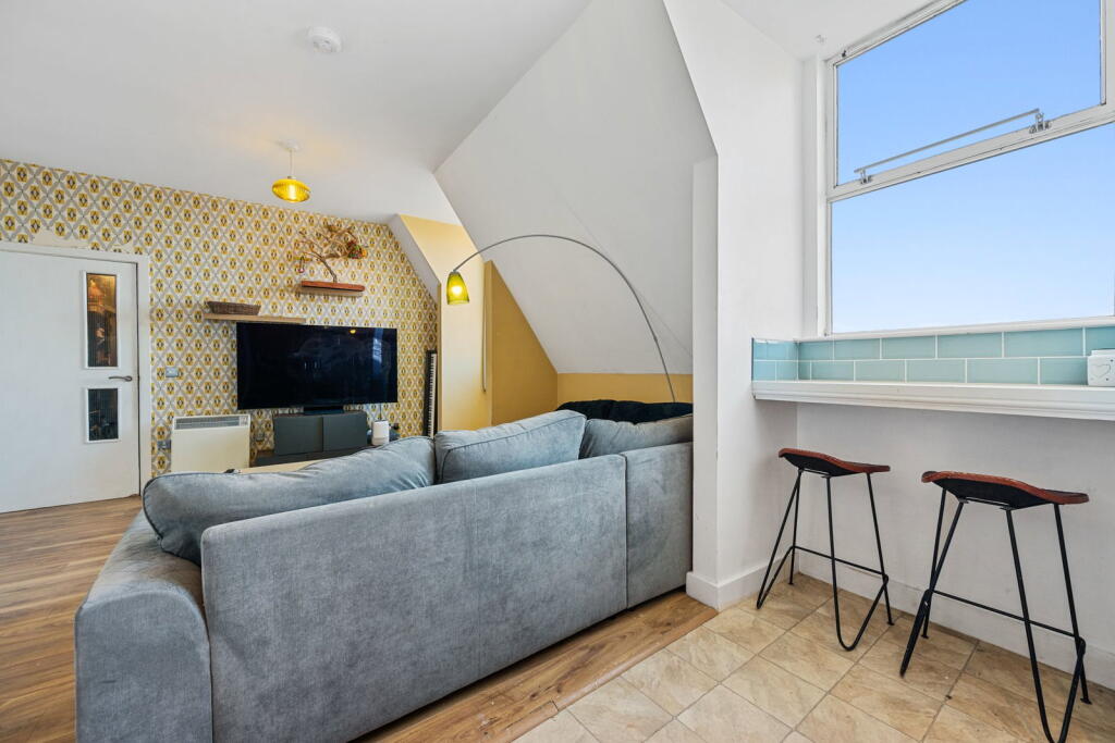 Apartment in Kettering, North Northamptonshire - View 3