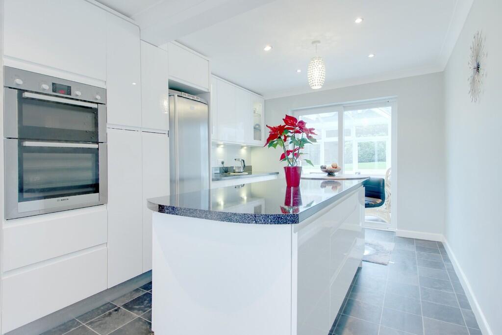 House in Mid Sussex, Lucastes, Haywards Heath - View 4