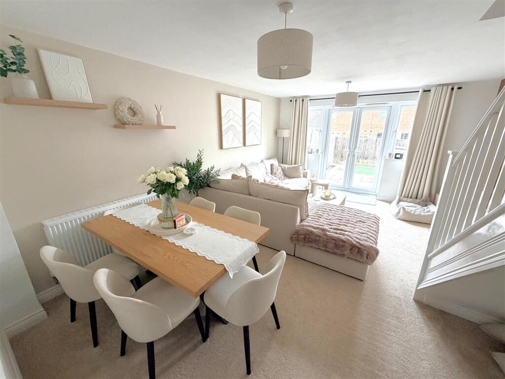 House in Northampton, North Northamptonshire - More