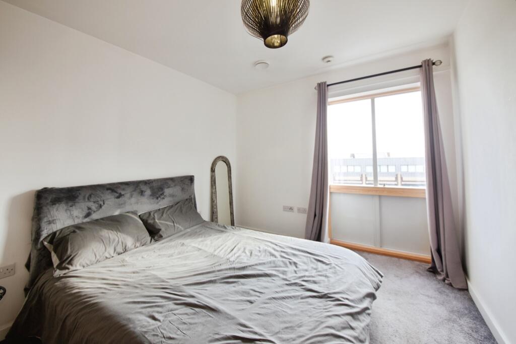 Apartment in Romford, Rush Green - View 4