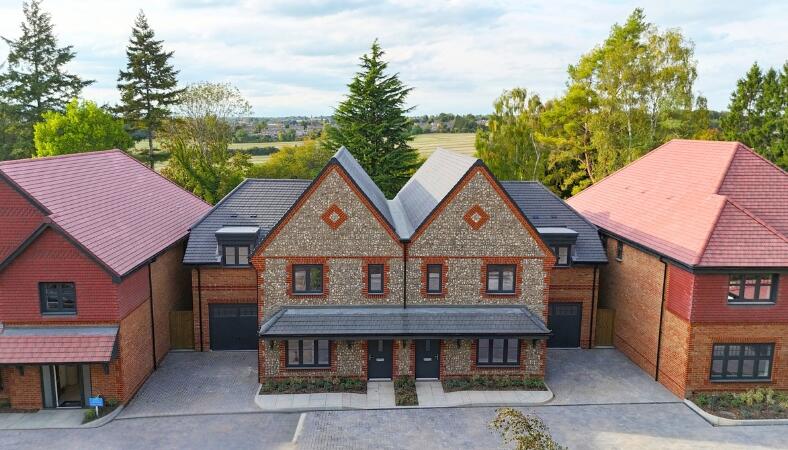 Hawthorns, Hammersley Lane, Penn, Buckinghamshire, HP10 photo 3