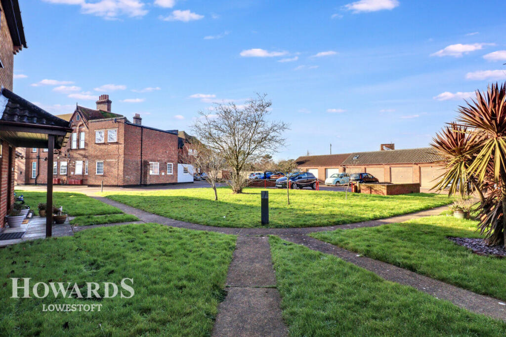 2-bed flat on St Margarets Road, Lowestoft, £125,000