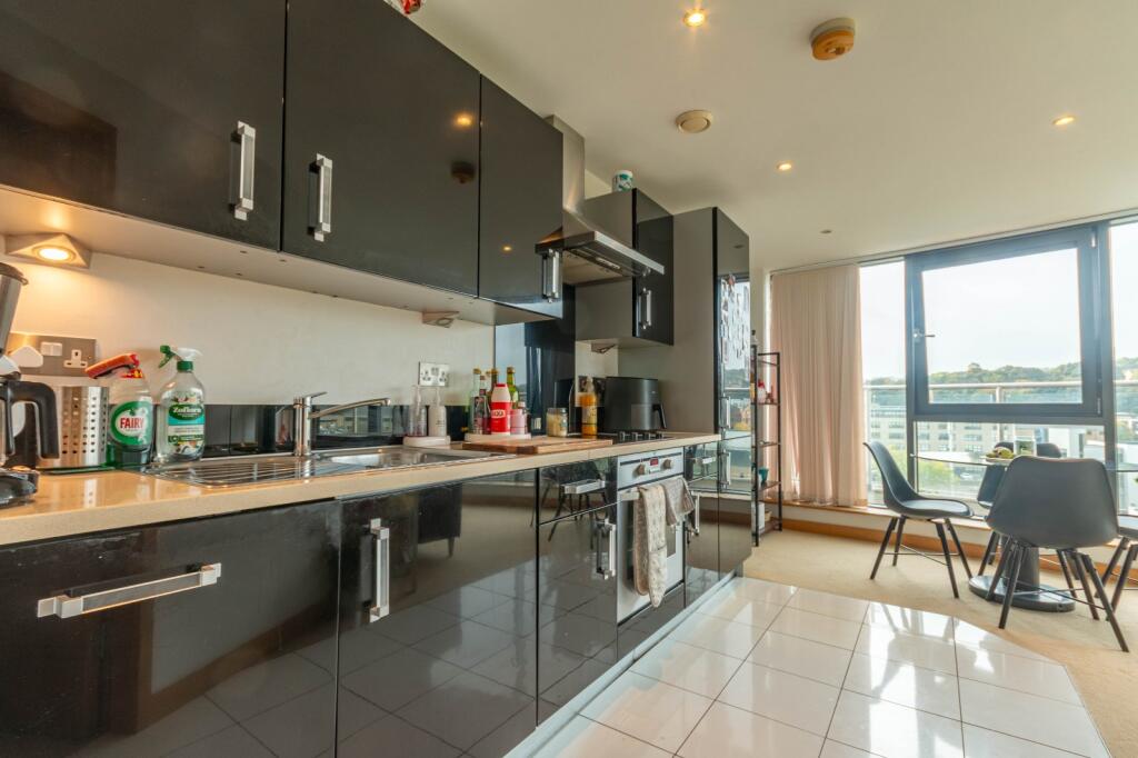 Apartment in Bradford, Shipley - View 4