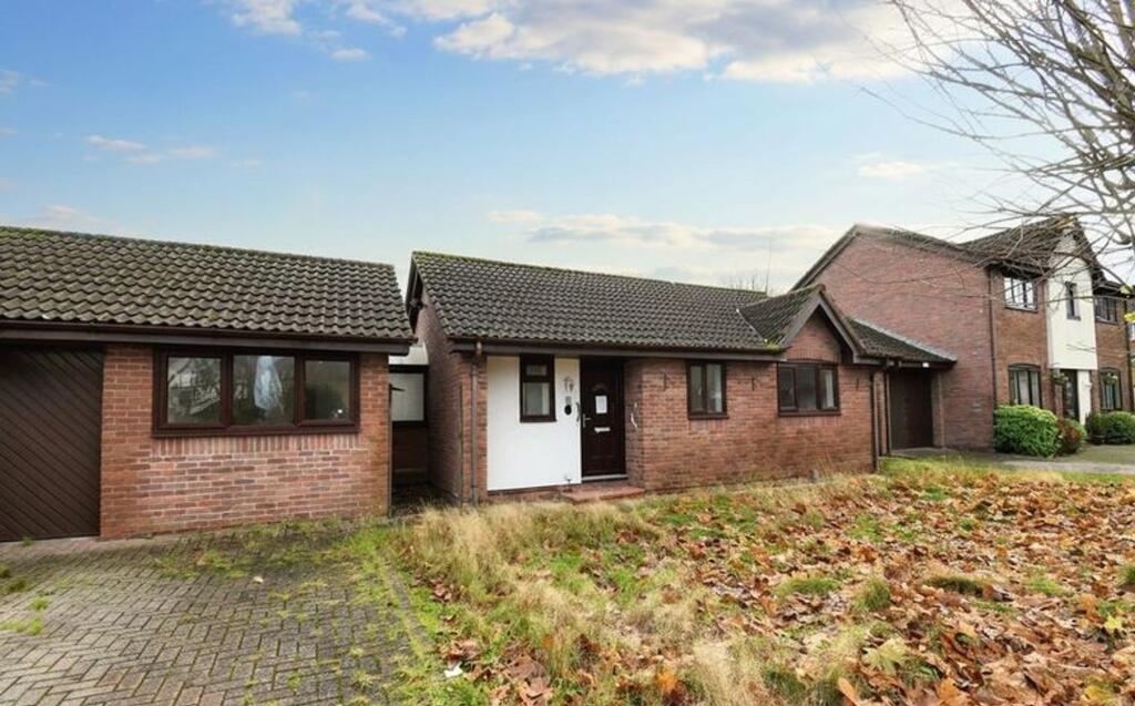 2-bed house on Broomehouse Avenue, Irlam, M44, £205,000