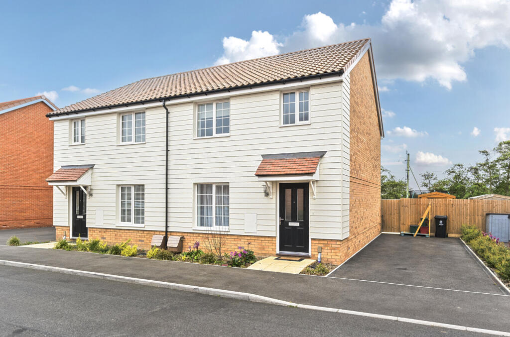 3-bed semi-detached on Sanderling Close, Kirby Cross, Frinton-on-Sea, £335,000