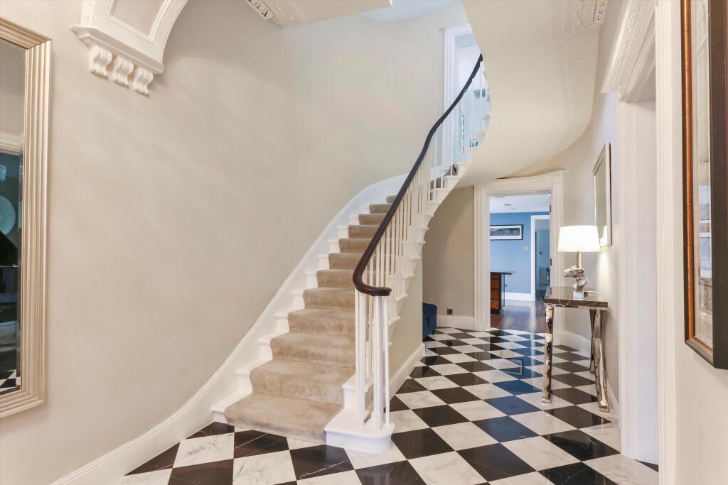Crescent Terrace, Cheltenham, Gloucestershire, GL50. photo 2