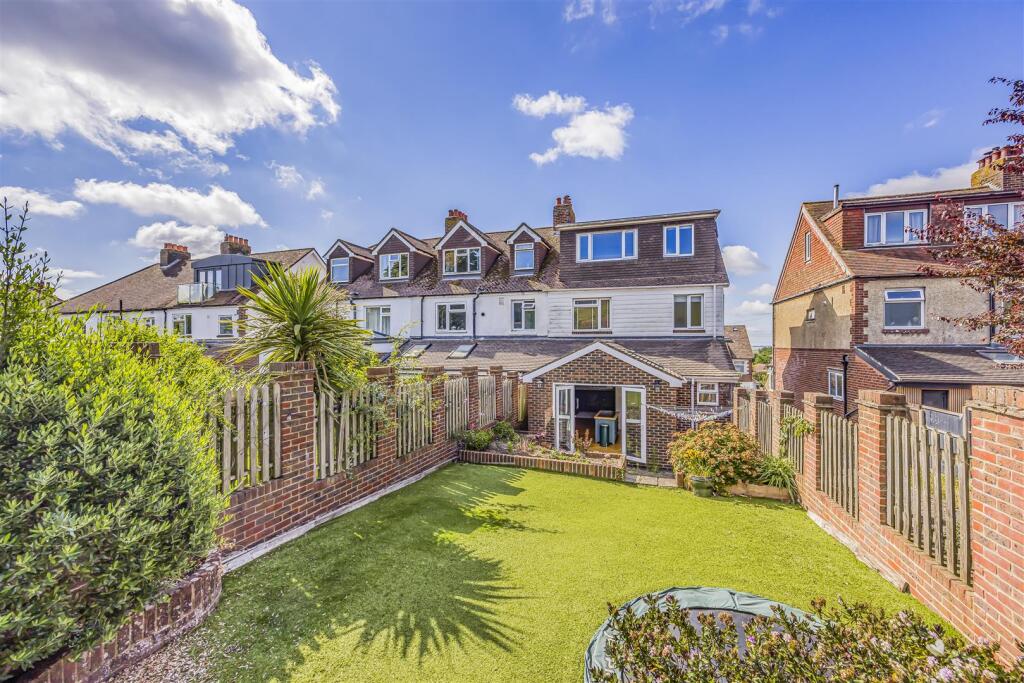 Woodfield Avenue, Farlington, Portsmouth - View 5