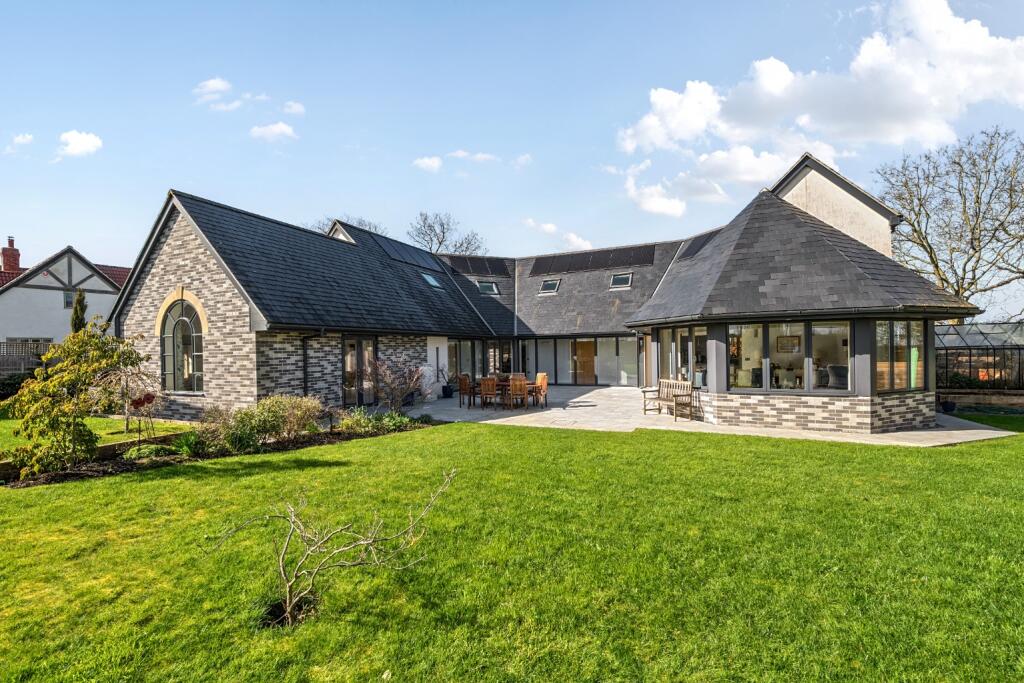 3-bed detached on Ashcott - Immaculate in private location, £900,000