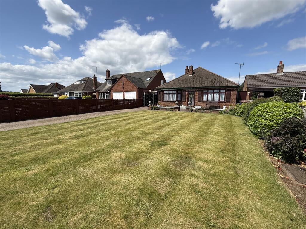 2-bed detached on Anslow Lane, Rolleston-On-Dove, Burton-On-Trent, £370,000