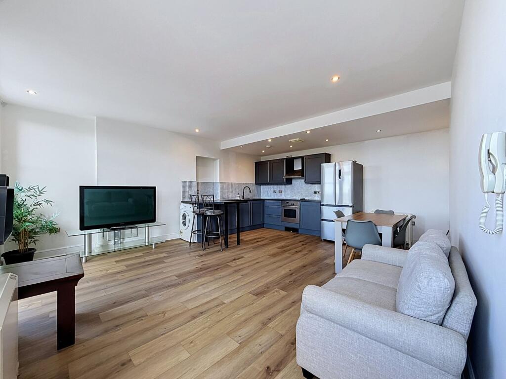 Apartment in Cardiff, Crockherbtown, Castle - More