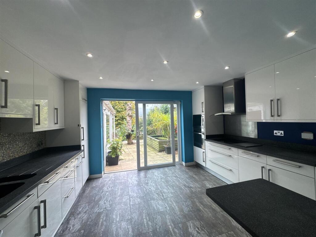 Wakefield Road, Heyrod, Stalybridge photo 2